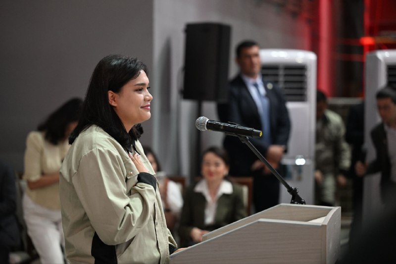 Prezident Shavkat Mirziyoyev Bekobod shahriga tashrifi chogʻida Oʻzbekiston metallurgiya kombinatida barpo etilgan yangi Quyuv-prokatlash majmuasini ishga tushirish marosimida ishtirok etdi.