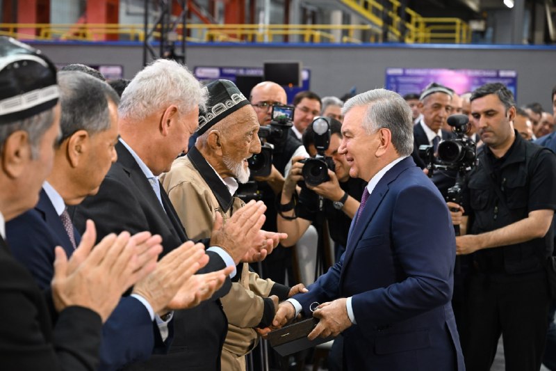 Prezident Shavkat Mirziyoyev Bekobod shahriga tashrifi chogʻida Oʻzbekiston metallurgiya kombinatida barpo etilgan yangi Quyuv-prokatlash majmuasini ishga tushirish marosimida ishtirok etdi.