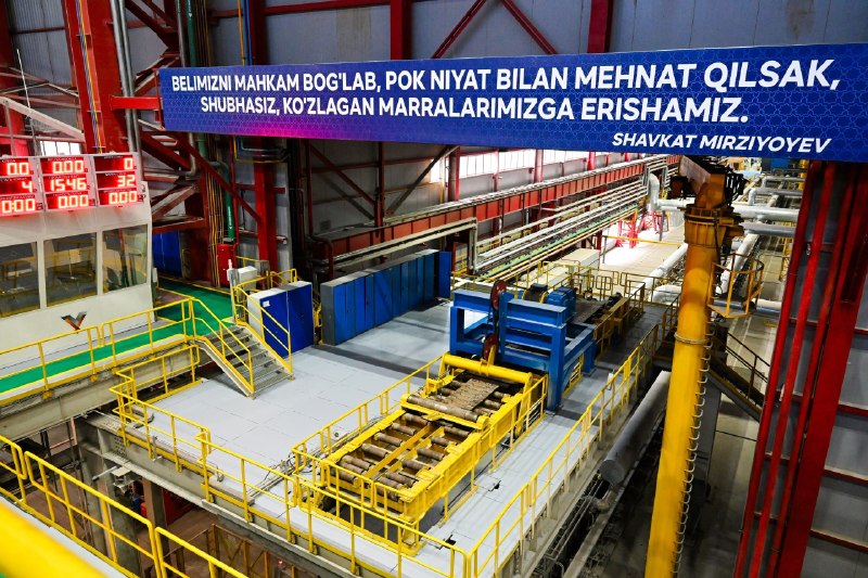 Prezident Shavkat Mirziyoyev Bekobod shahriga tashrifi chogʻida Oʻzbekiston metallurgiya kombinatida barpo etilgan yangi Quyuv-prokatlash majmuasini ishga tushirish marosimida ishtirok etdi.