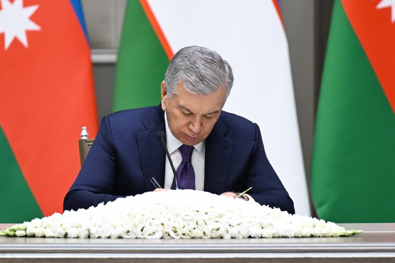 Oʻzbekiston Respublikasi Prezidenti Shavkat Mirziyoyev va Ozarbayjon Respublikasi Prezidenti Ilhom Aliyev Abadiy doʻstlik toʻgʻrisidagi shartnoma hamda Oliy davlatlararo kengash uchinchi yigʻilishining qarorini...