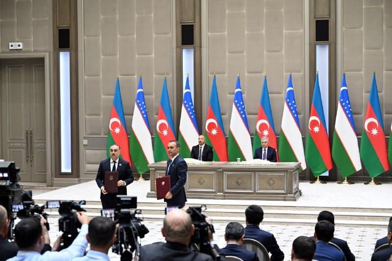 Oʻzbekiston Respublikasi Prezidenti Shavkat Mirziyoyev va Ozarbayjon Respublikasi Prezidenti Ilhom Aliyev Abadiy doʻstlik toʻgʻrisidagi shartnoma hamda Oliy davlatlararo kengash uchinchi yigʻilishining qarorini...