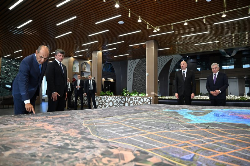 Oʻzbekiston Respublikasi Prezidenti Shavkat Mirziyoyev va Ozarbayjon Respublikasi Prezidenti Ilhom Aliyev Yangi Toshkent shahrini barpo etish direksiyasiga tashrif buyurdilar.