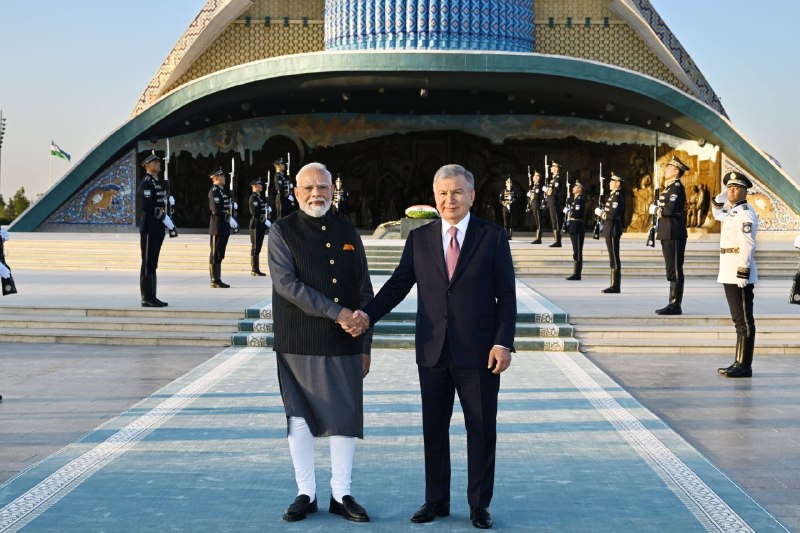 Hindiston Respublikasi Bosh vaziri Narendra Modi O‘zbekiston Respublikasi Prezidenti Shavkat Mirziyoyev hamrohligida "Yangi O‘zbekiston" bog‘iga tashrif buyurdi va Mustaqillik monumenti poyiga gul qo‘ydi.