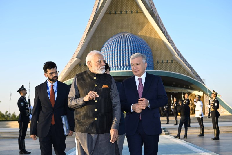 Hindiston Respublikasi Bosh vaziri Narendra Modi O‘zbekiston Respublikasi Prezidenti Shavkat Mirziyoyev hamrohligida "Yangi O‘zbekiston" bog‘iga tashrif buyurdi va Mustaqillik monumenti poyiga gul qo‘ydi.