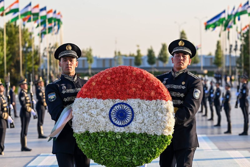 Hindiston Respublikasi Bosh vaziri Narendra Modi O‘zbekiston Respublikasi Prezidenti Shavkat Mirziyoyev hamrohligida "Yangi O‘zbekiston" bog‘iga tashrif buyurdi va Mustaqillik monumenti poyiga gul qo‘ydi.