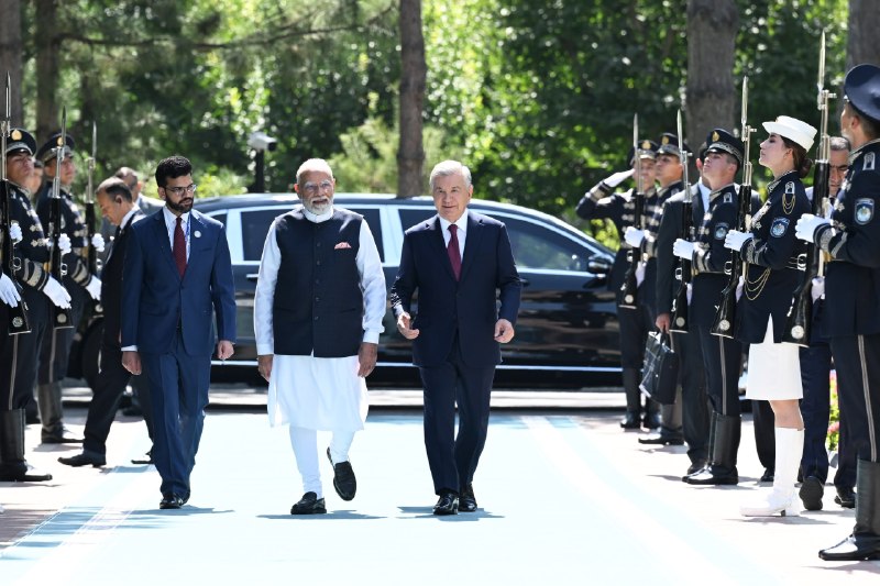 Koʻksaroy qarorgohida davlat tashrifi bilan mamlakatimizda boʻlib turgan Hindiston Respublikasi Bosh vaziri Narendra Modini tantanali kutib olish marosimi boʻldi.
