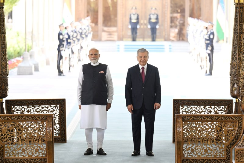 Koʻksaroy qarorgohida davlat tashrifi bilan mamlakatimizda boʻlib turgan Hindiston Respublikasi Bosh vaziri Narendra Modini tantanali kutib olish marosimi boʻldi.