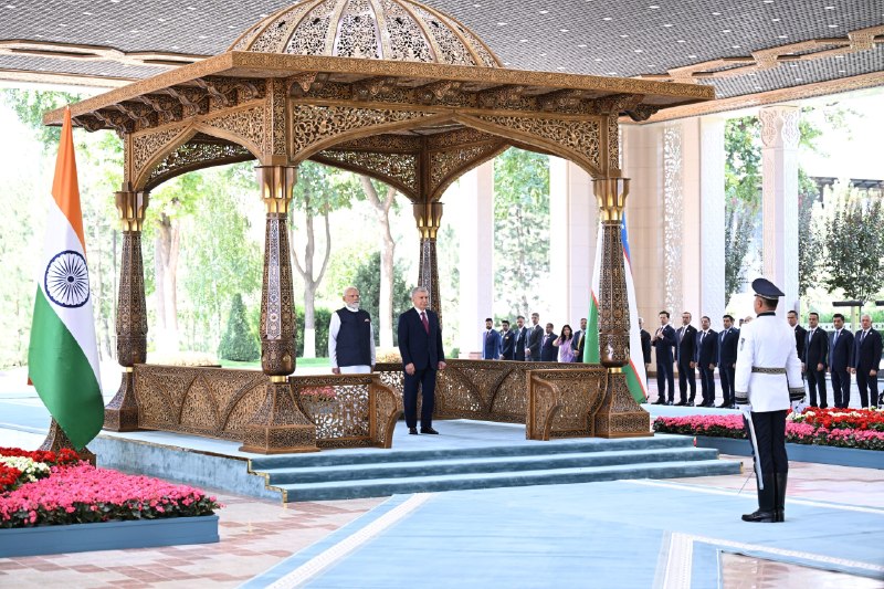 Koʻksaroy qarorgohida davlat tashrifi bilan mamlakatimizda boʻlib turgan Hindiston Respublikasi Bosh vaziri Narendra Modini tantanali kutib olish marosimi boʻldi.