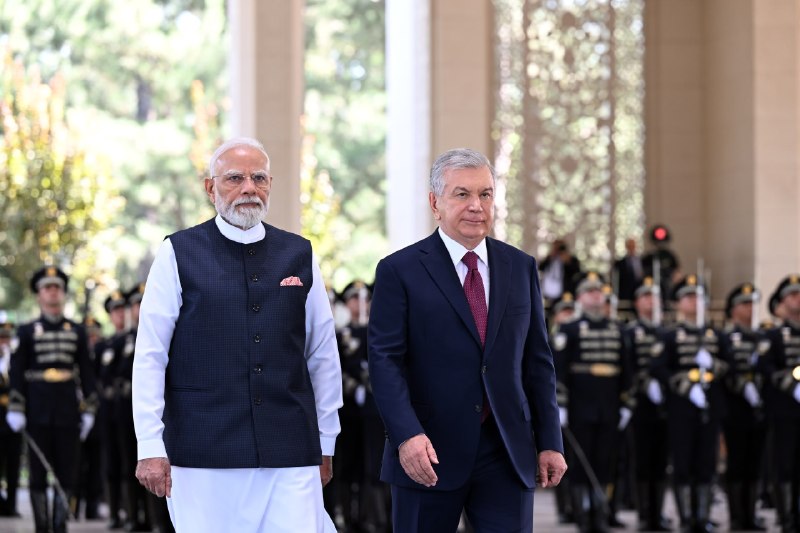 Koʻksaroy qarorgohida davlat tashrifi bilan mamlakatimizda boʻlib turgan Hindiston Respublikasi Bosh vaziri Narendra Modini tantanali kutib olish marosimi boʻldi.