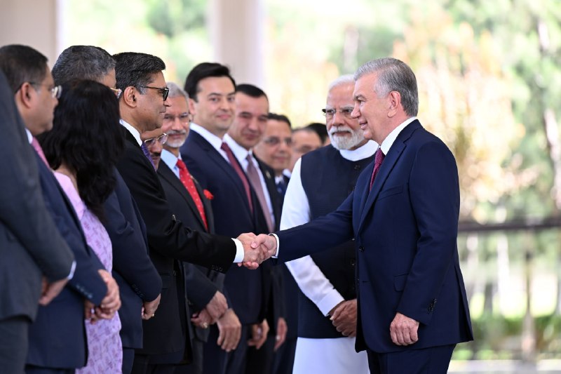Koʻksaroy qarorgohida davlat tashrifi bilan mamlakatimizda boʻlib turgan Hindiston Respublikasi Bosh vaziri Narendra Modini tantanali kutib olish marosimi boʻldi.