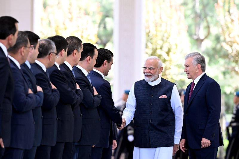 Koʻksaroy qarorgohida davlat tashrifi bilan mamlakatimizda boʻlib turgan Hindiston Respublikasi Bosh vaziri Narendra Modini tantanali kutib olish marosimi boʻldi.