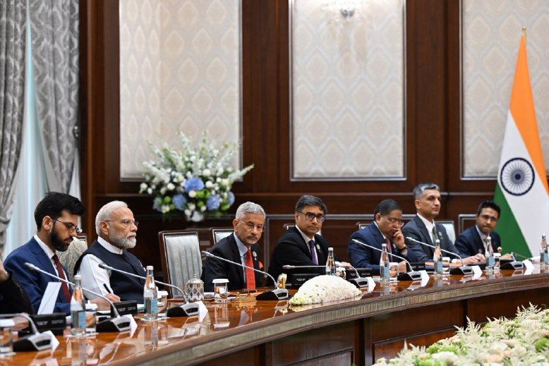 Ko‘ksaroy qarorgohida O‘zbekiston Respublikasi Prezidenti Shavkat Mirziyoyev va Hindiston Respublikasi Bosh vaziri Narendra Modining muzokaralari bo‘lib o‘tdi.